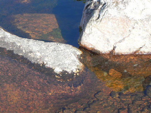 Natürliche Abstraktion - Wasser zwischen den Felsen vor meinen Füßen